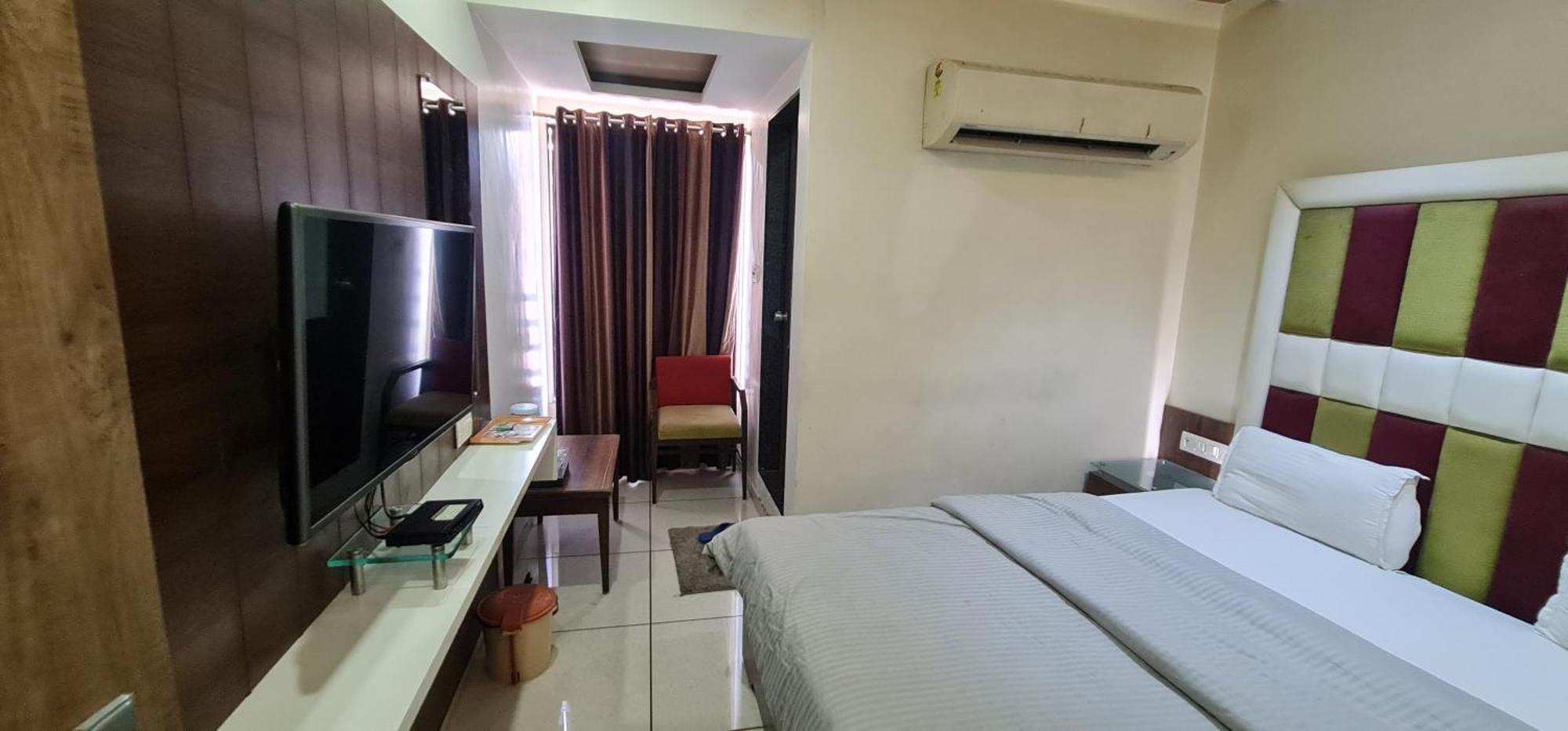 Hotel Zenith Σουράτ Εξωτερικό φωτογραφία
