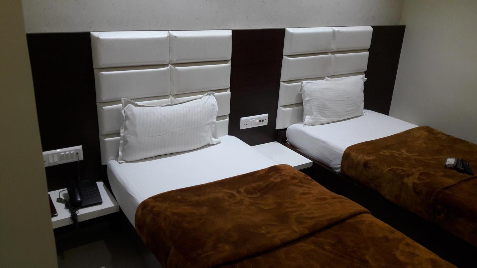 Hotel Zenith Σουράτ Εξωτερικό φωτογραφία