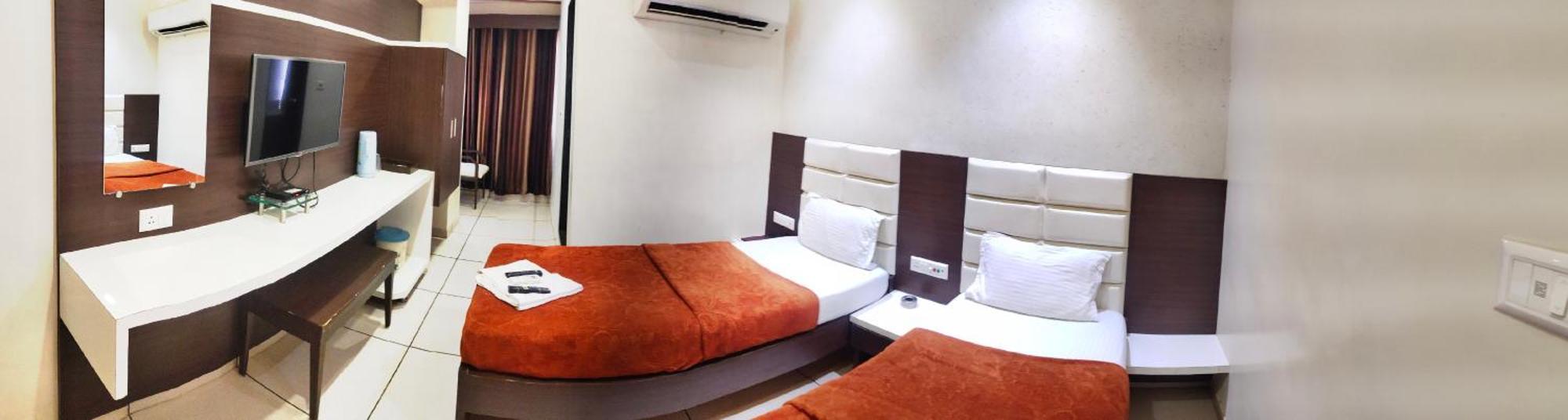 Hotel Zenith Σουράτ Εξωτερικό φωτογραφία