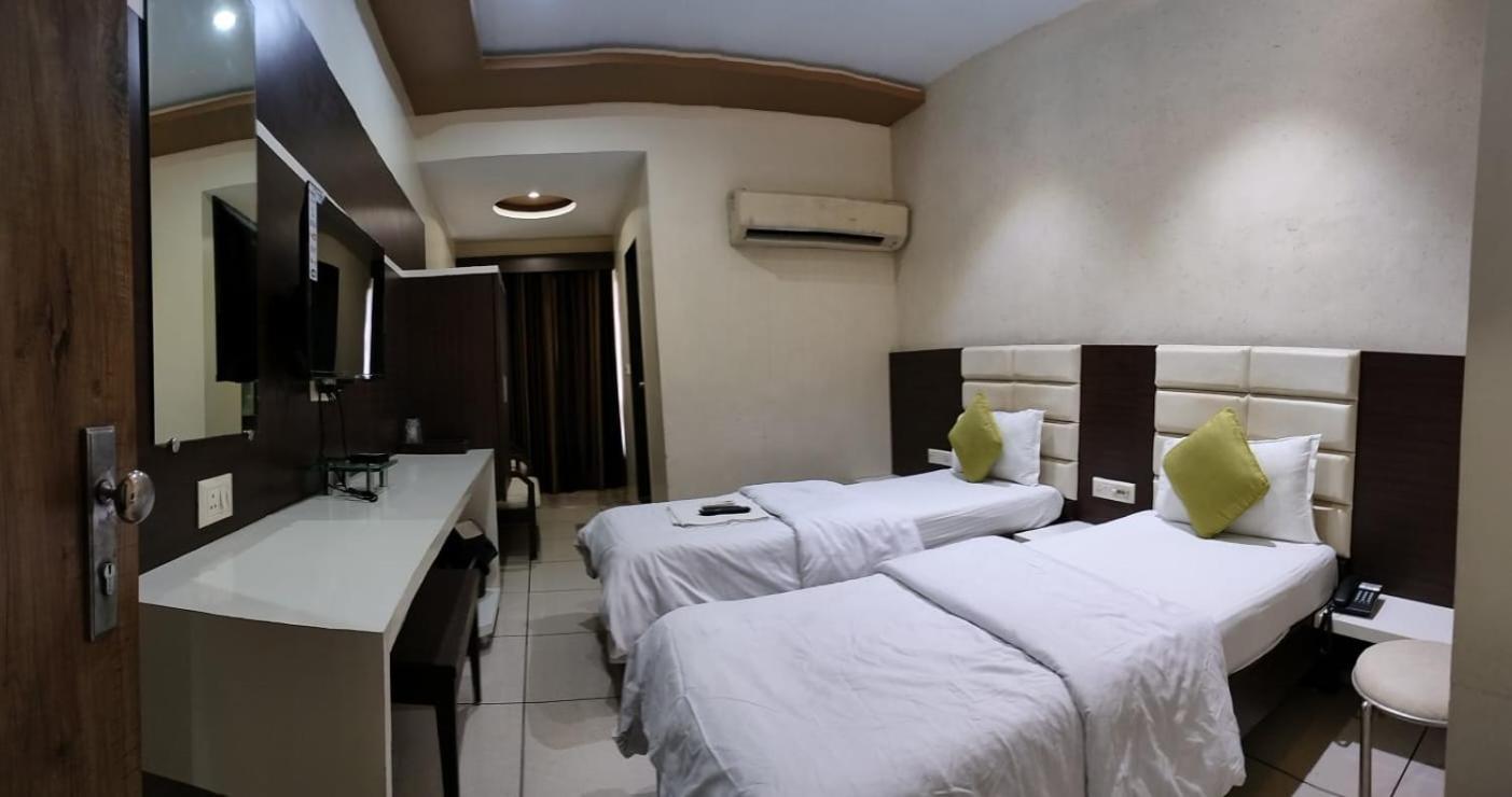 Hotel Zenith Σουράτ Εξωτερικό φωτογραφία