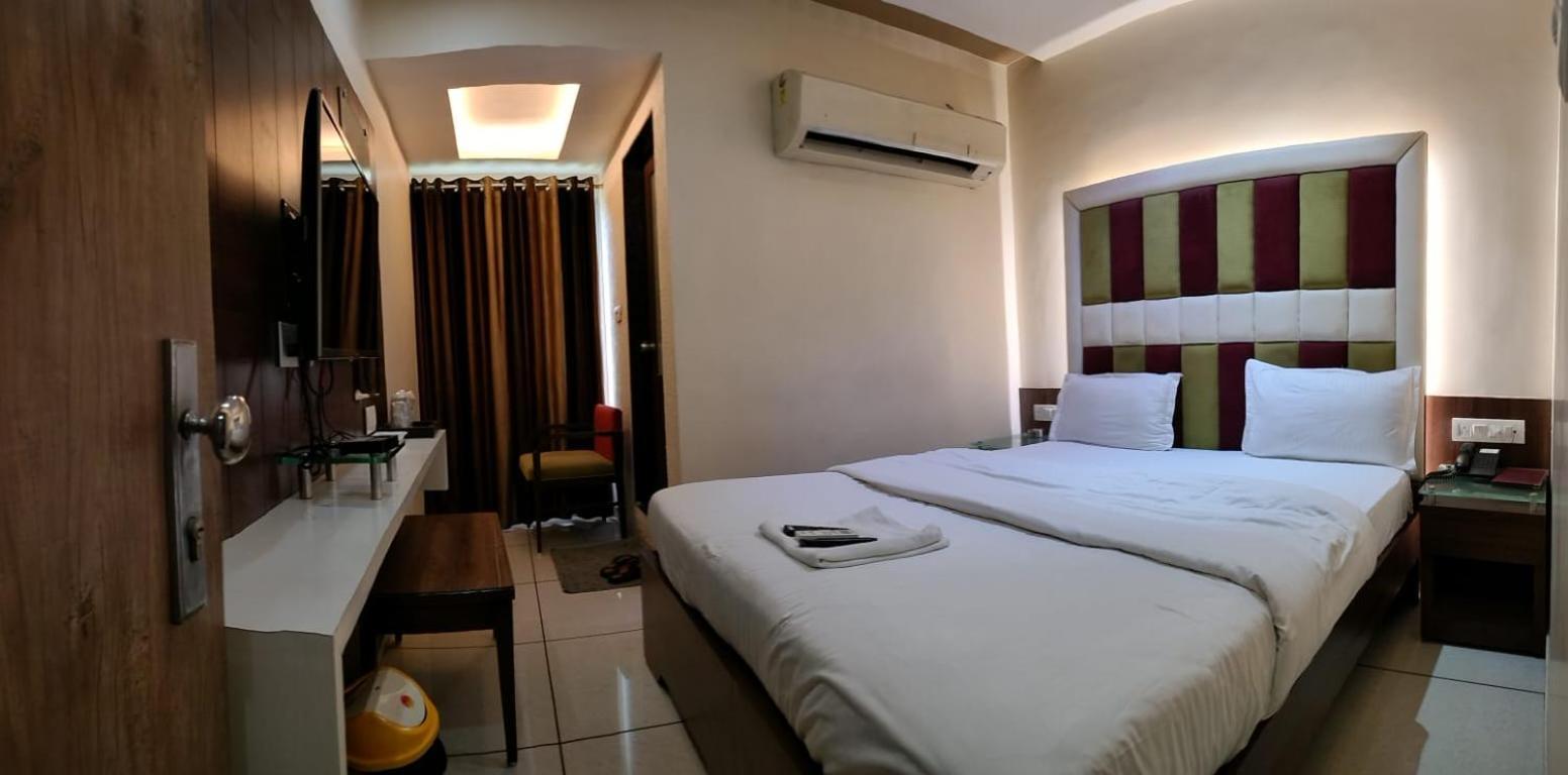 Hotel Zenith Σουράτ Εξωτερικό φωτογραφία