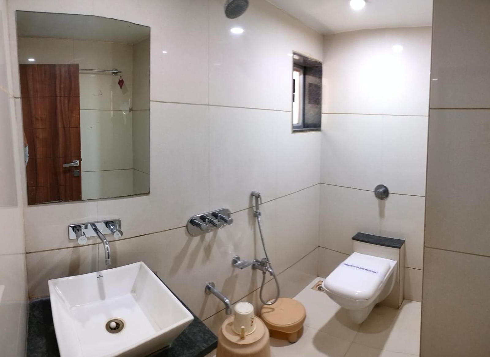 Hotel Zenith Σουράτ Εξωτερικό φωτογραφία