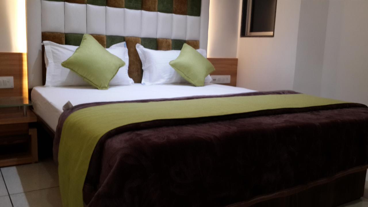 Hotel Zenith Σουράτ Εξωτερικό φωτογραφία