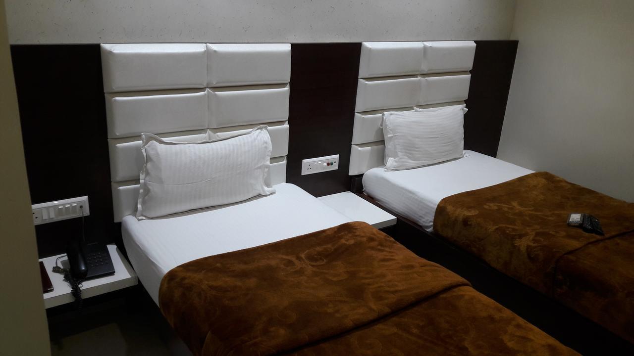 Hotel Zenith Σουράτ Εξωτερικό φωτογραφία
