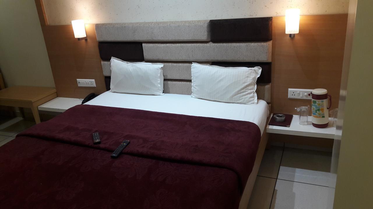 Hotel Zenith Σουράτ Εξωτερικό φωτογραφία