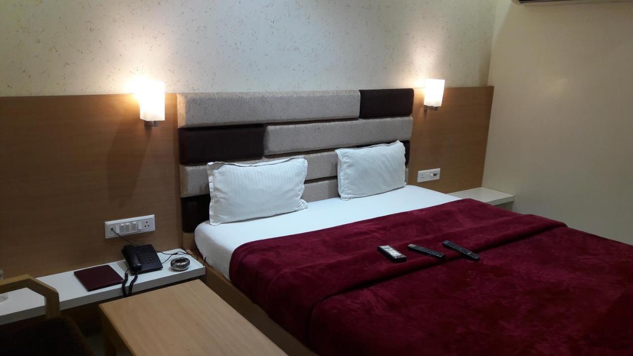 Hotel Zenith Σουράτ Εξωτερικό φωτογραφία