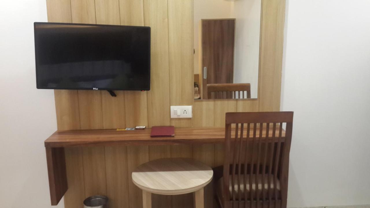 Hotel Zenith Σουράτ Εξωτερικό φωτογραφία