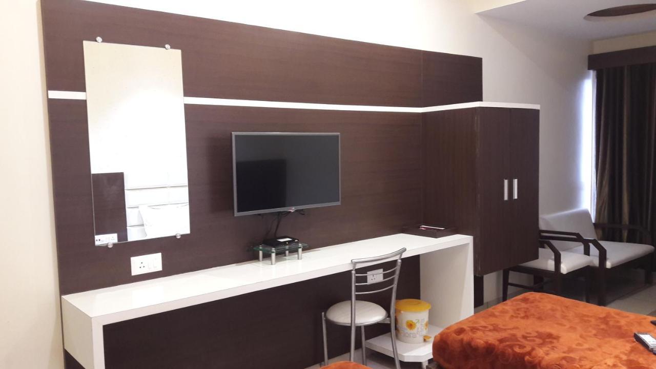 Hotel Zenith Σουράτ Εξωτερικό φωτογραφία